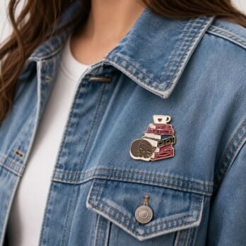 Cat and Books Enamel Pin – Cute Book Lover Lapel Pin for Readers, Cat Lovers & Cosy Gift Ideas